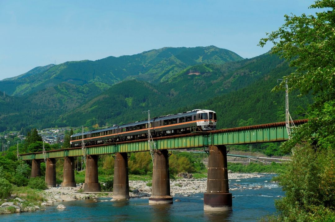 Wide View Hida Kiha 85 Series Japan Rail Travel