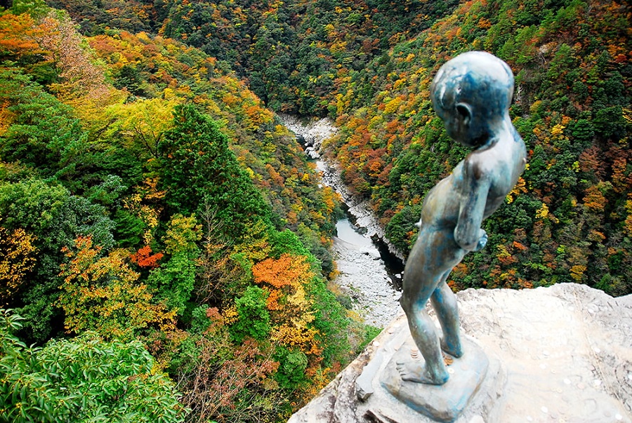 Statue of the Peeing Boy in the Iya Valley | Japan RAIL & TRAVEL