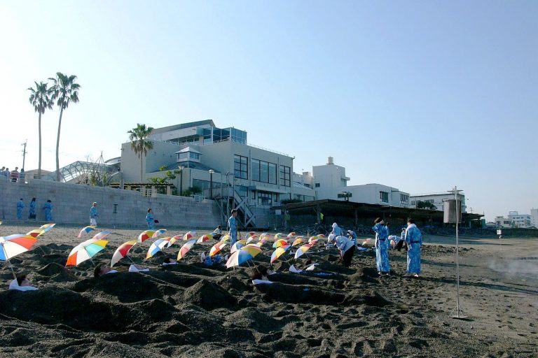 Sunamushi Onsen (Sand Bath) Saraku
